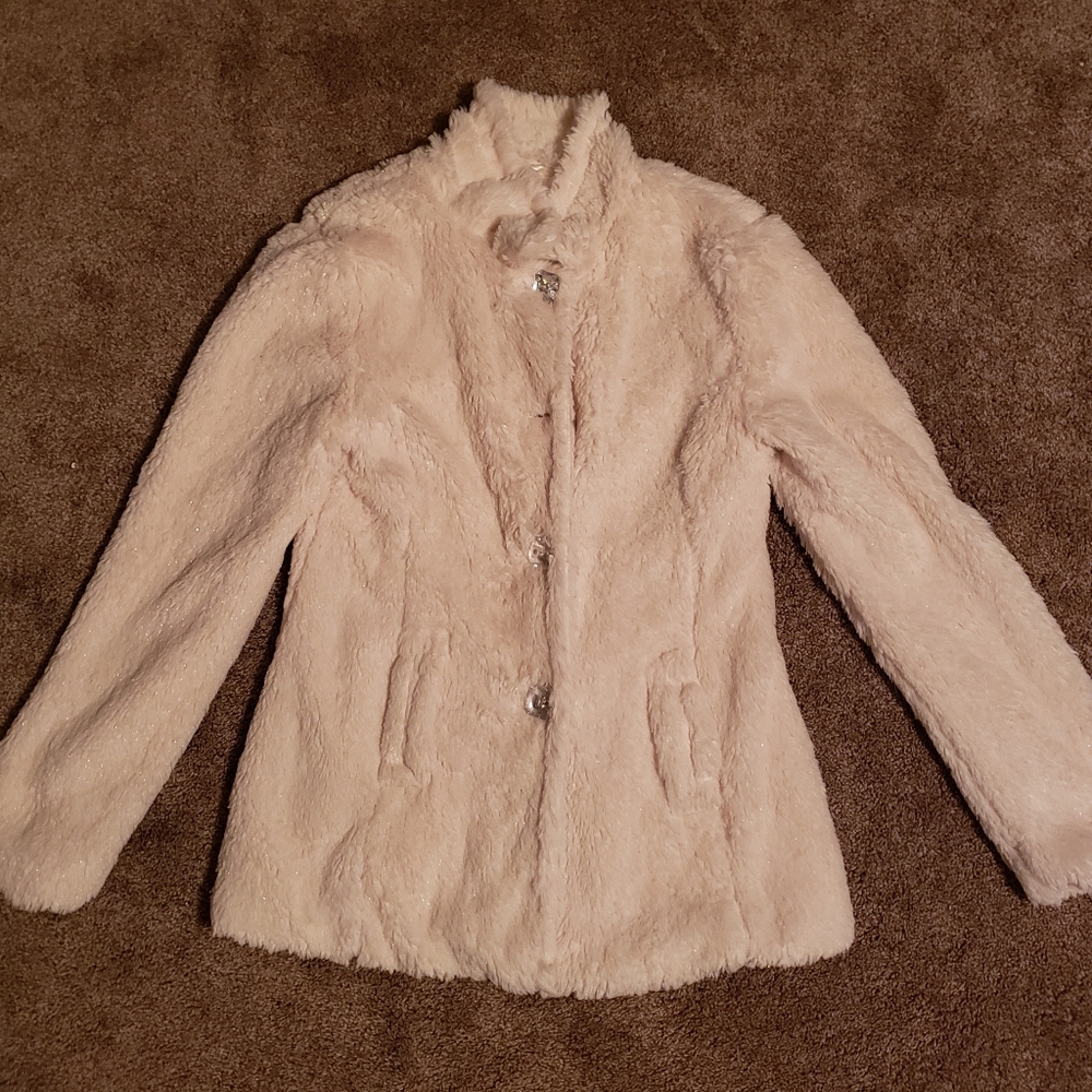 White fur coat, Buckle